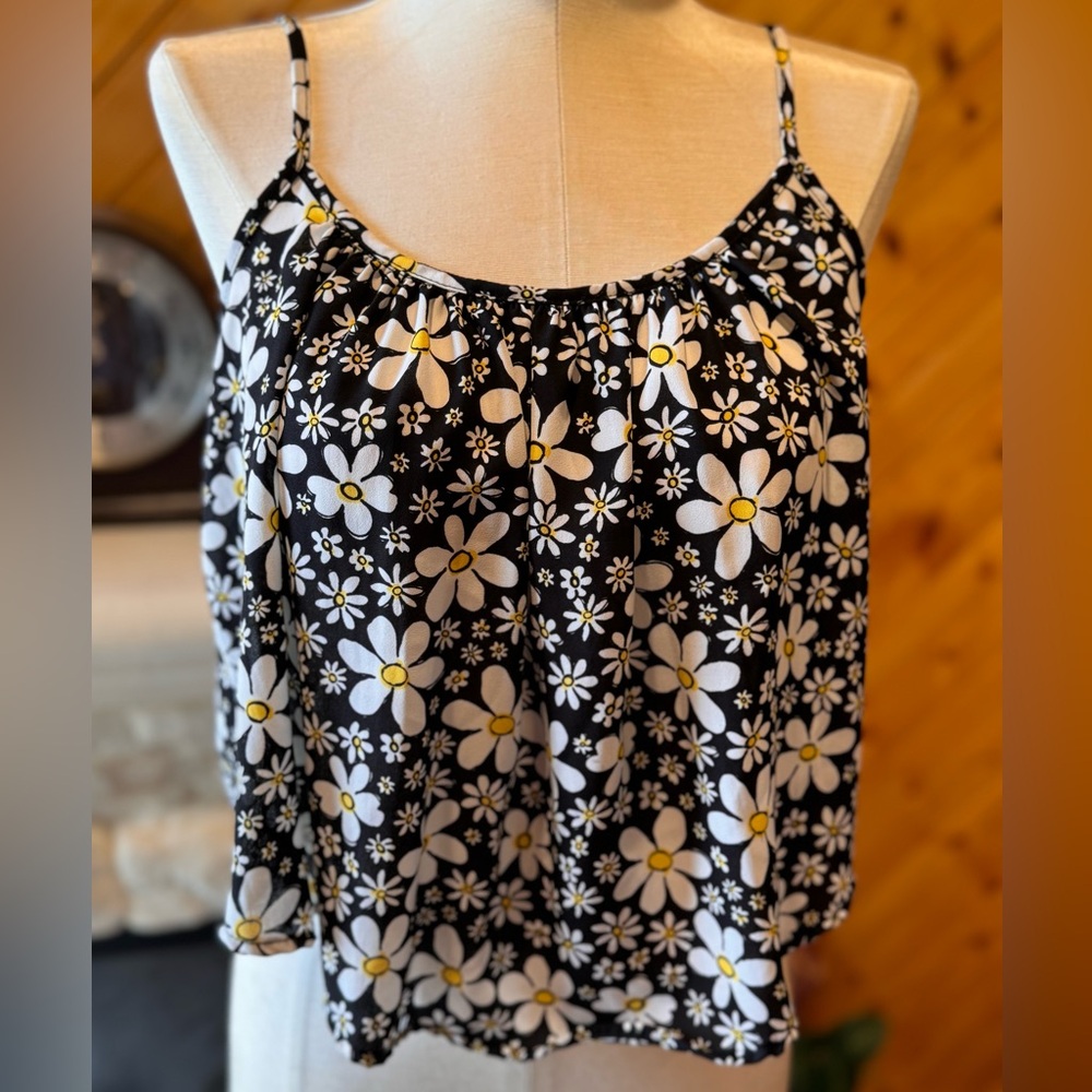 TRADED 💖 Daisy Cropped Spaghetti Strap Top - Picture 1 of 5